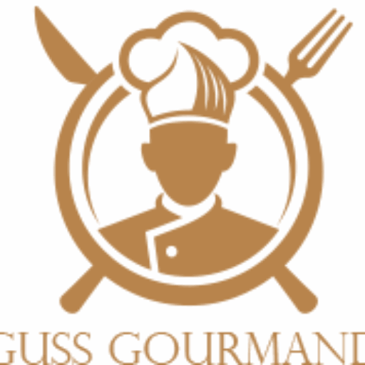 Logo doré de guss traiteur gastronomique à Bordeaux avec chef, fourchette et couteau croisés